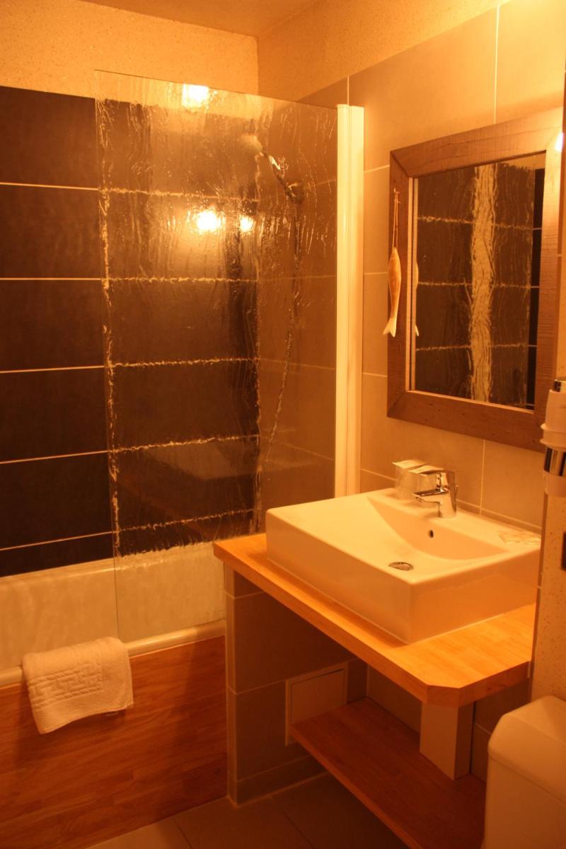 Salle de bains dans l'établissement Logis Latitude Ouest Hôtel Restaurant & Spa
