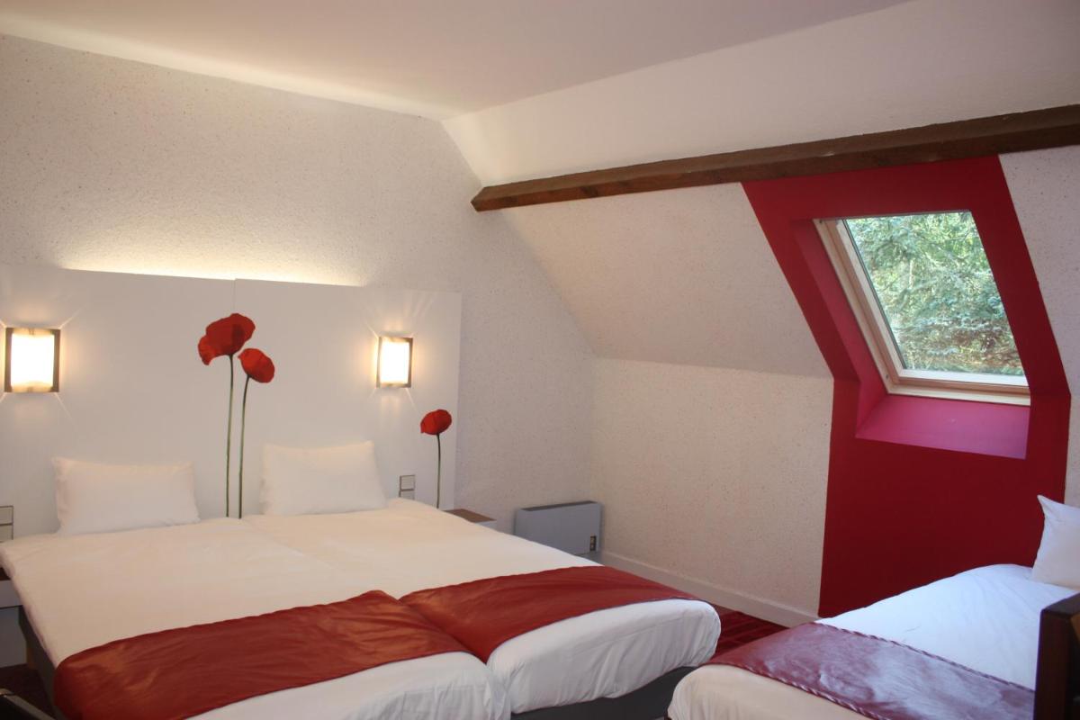 Un ou plusieurs lits dans un hébergement de l'établissement Logis Latitude Ouest Hôtel Restaurant & Spa