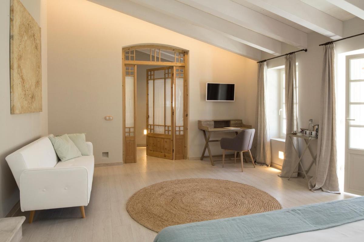 Una televisión o centro de entretenimiento en Jardí de Ses Bruixes Boutique Hotel