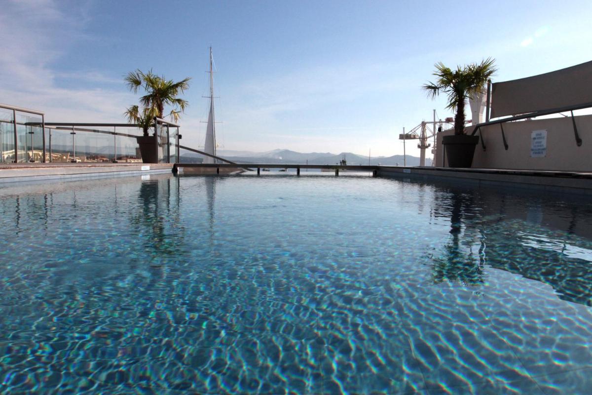 Piscine de l'établissement Best Western Premier Hôtel du Vieux-Port ou située à proximité