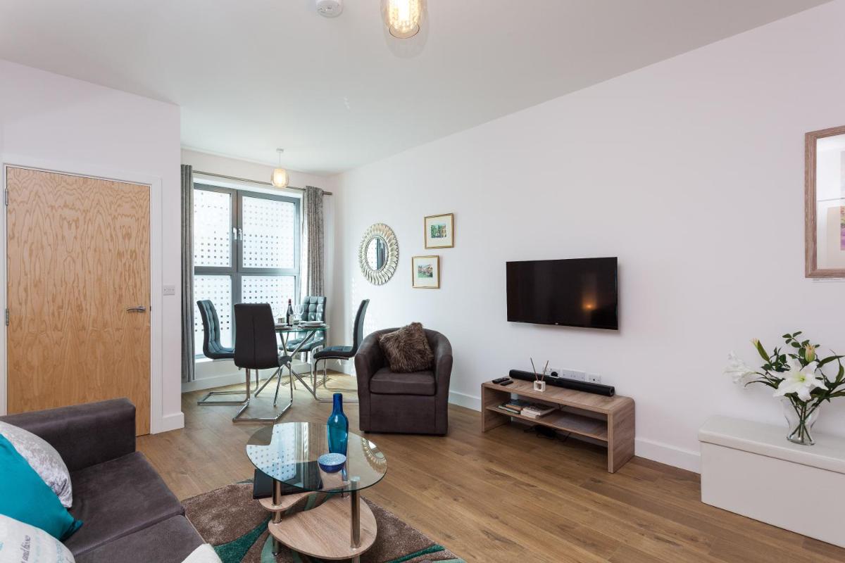 Self-contained town centre one bedroom apartments by Helmswood Serviced Apartments - Housity