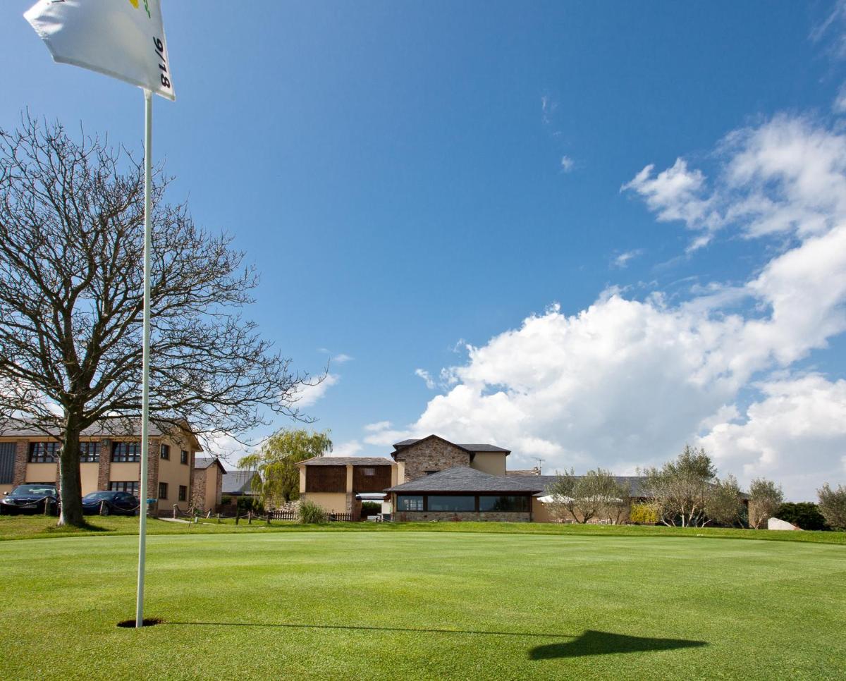 Instalaciones para jugar al golf en el hotel o alrededores