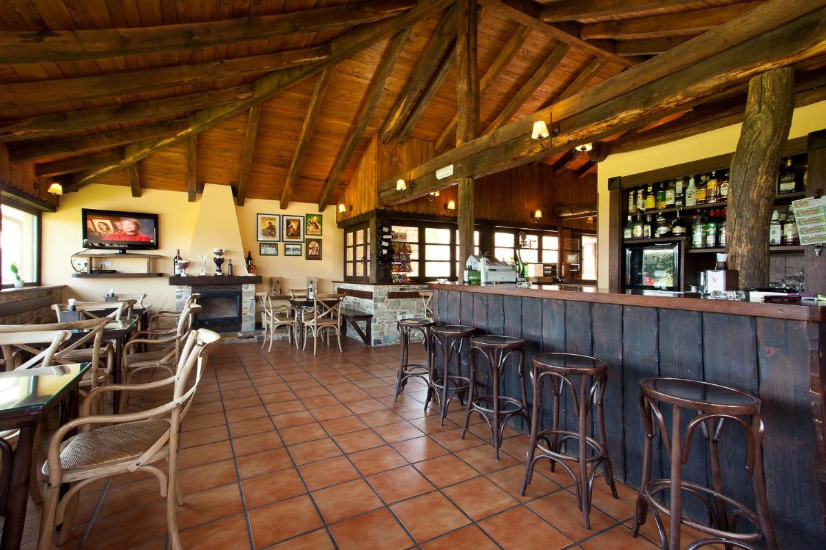 Un restaurante o sitio para comer en Hotel Casa Cachón