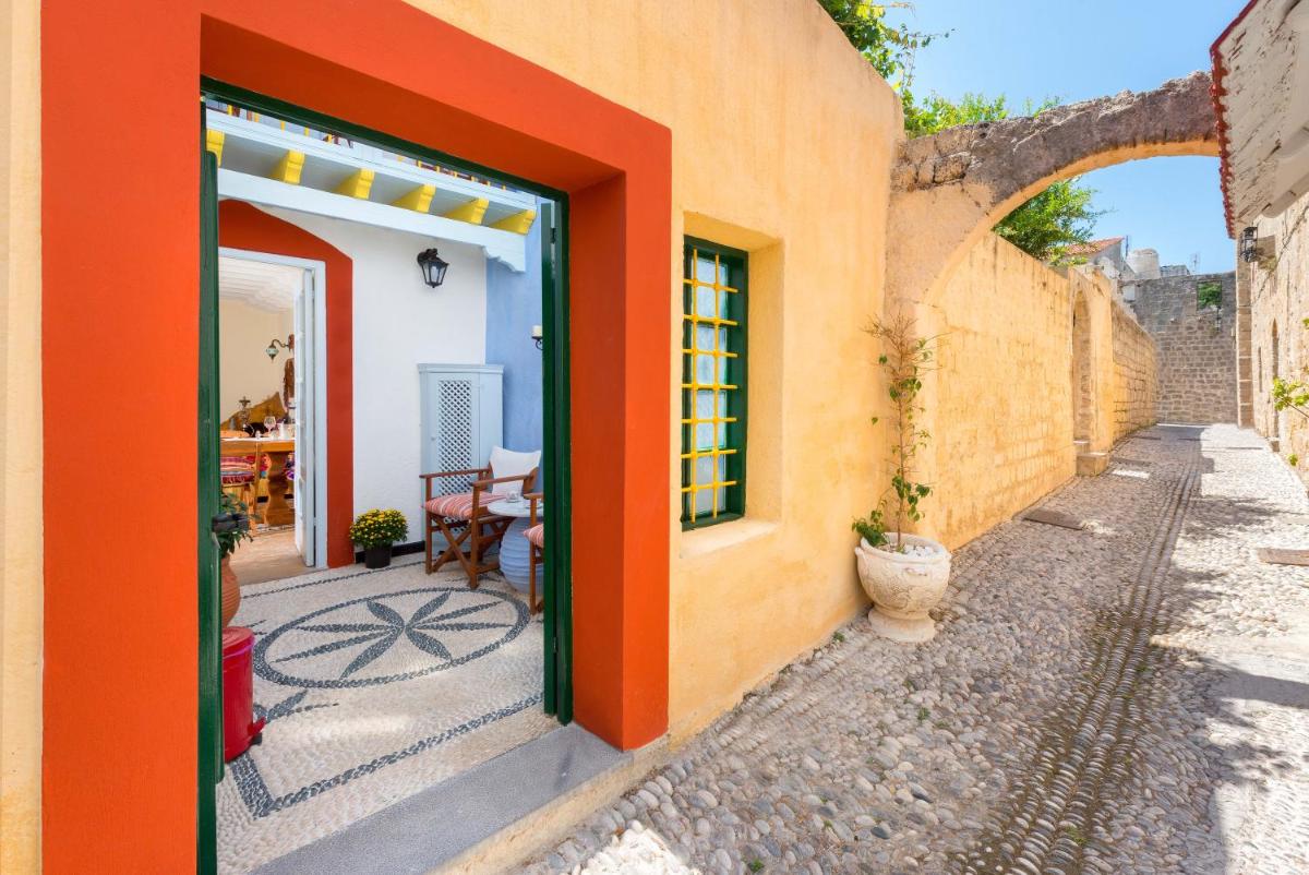 Giorgos' Old Story 2Bed Stone House with Private Hamam in the Old Town - Housity