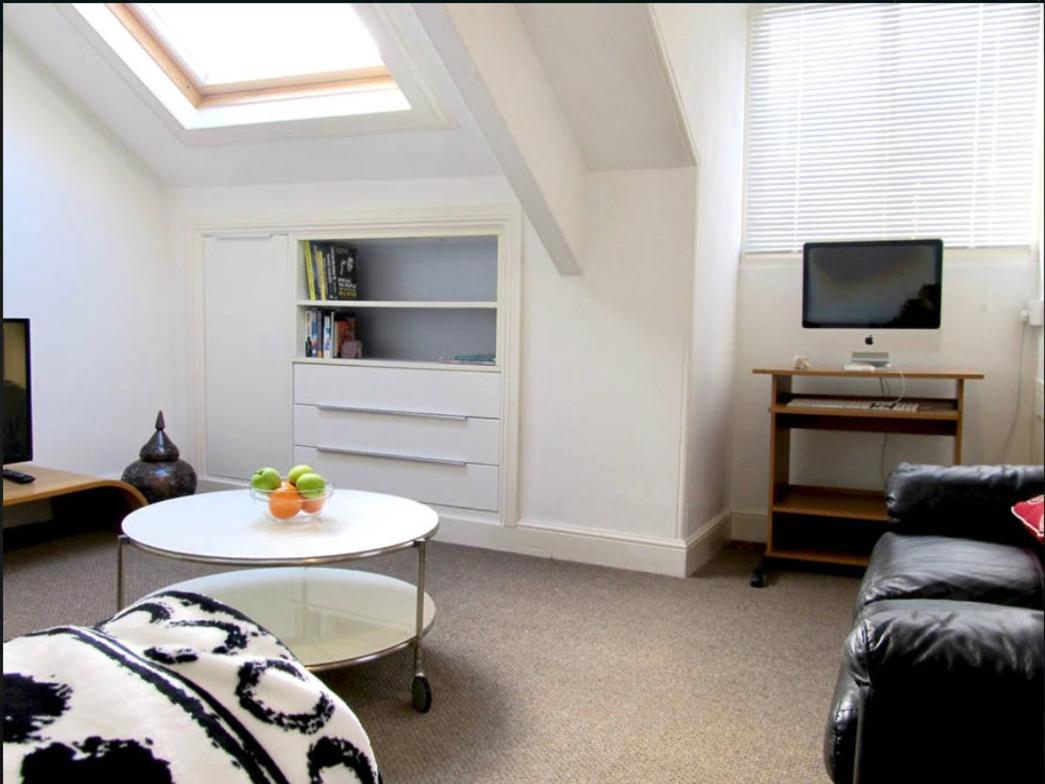 The Hideaway, Victorian townhouse apartment with parking - Housity