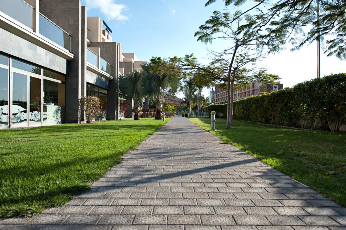 Jardín al aire libre en Hotel LIVVO Costa Taurito & Aquapark