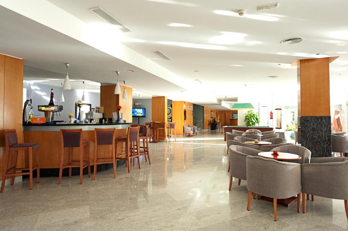 Un restaurante o sitio para comer en Hotel LIVVO Costa Taurito & Aquapark