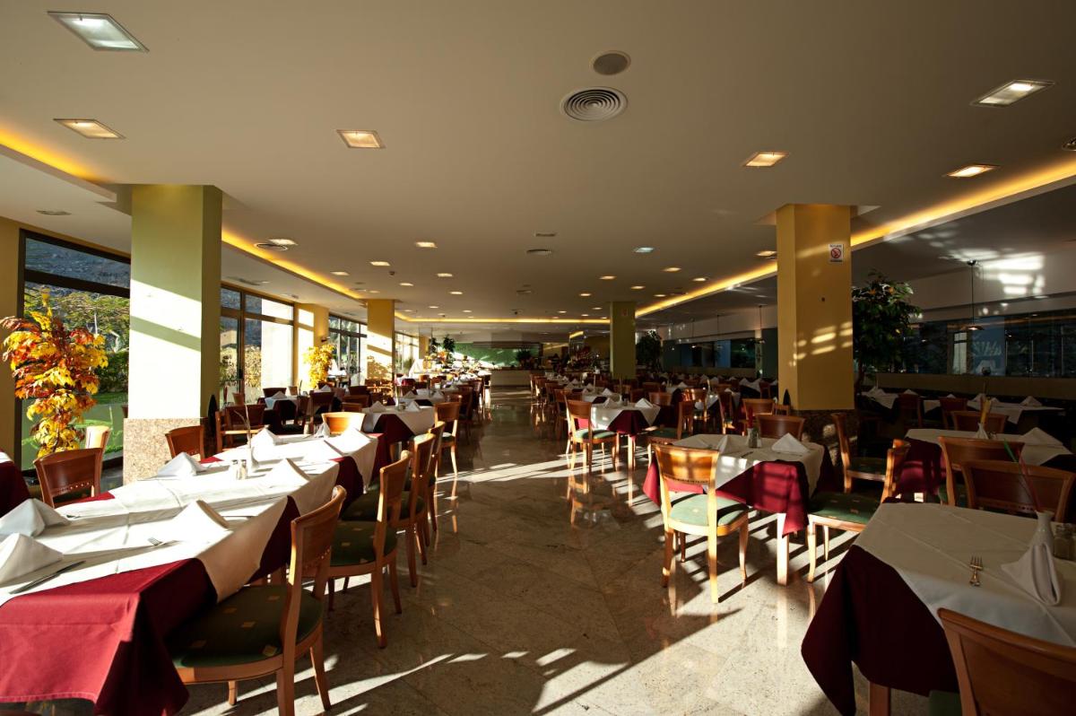 Un restaurante o sitio para comer en Hotel LIVVO Costa Taurito & Aquapark