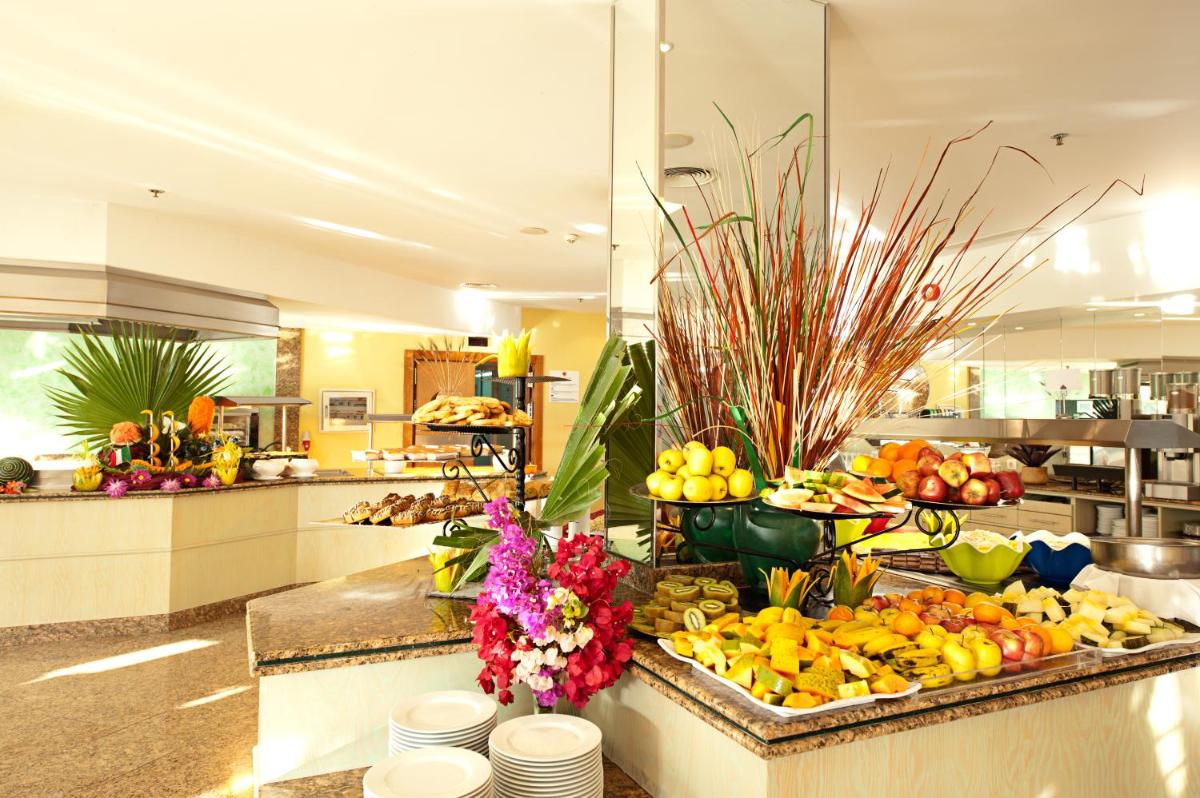 Comida en o cerca de este hotel