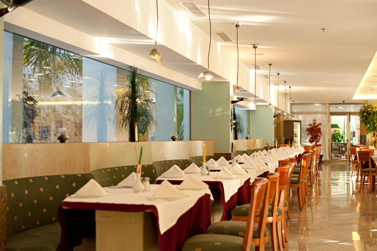 Un restaurante o sitio para comer en Hotel LIVVO Costa Taurito & Aquapark