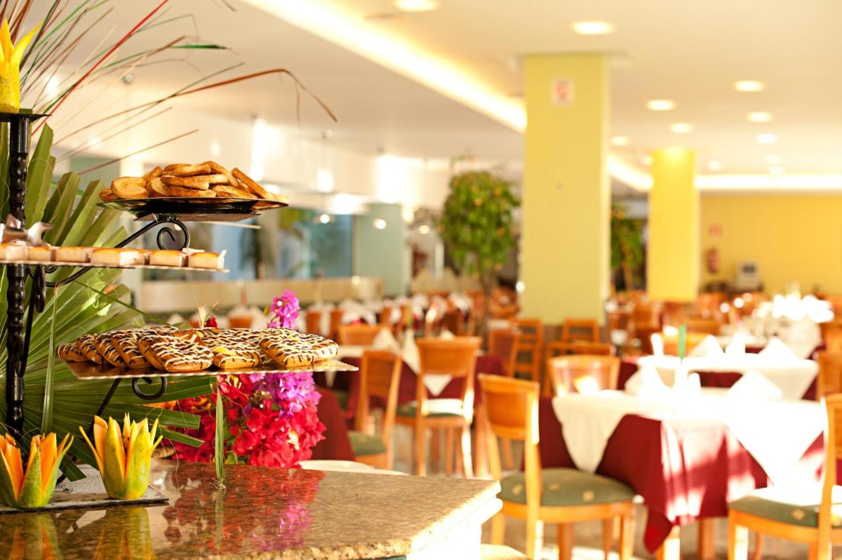 Comida en o cerca de este hotel