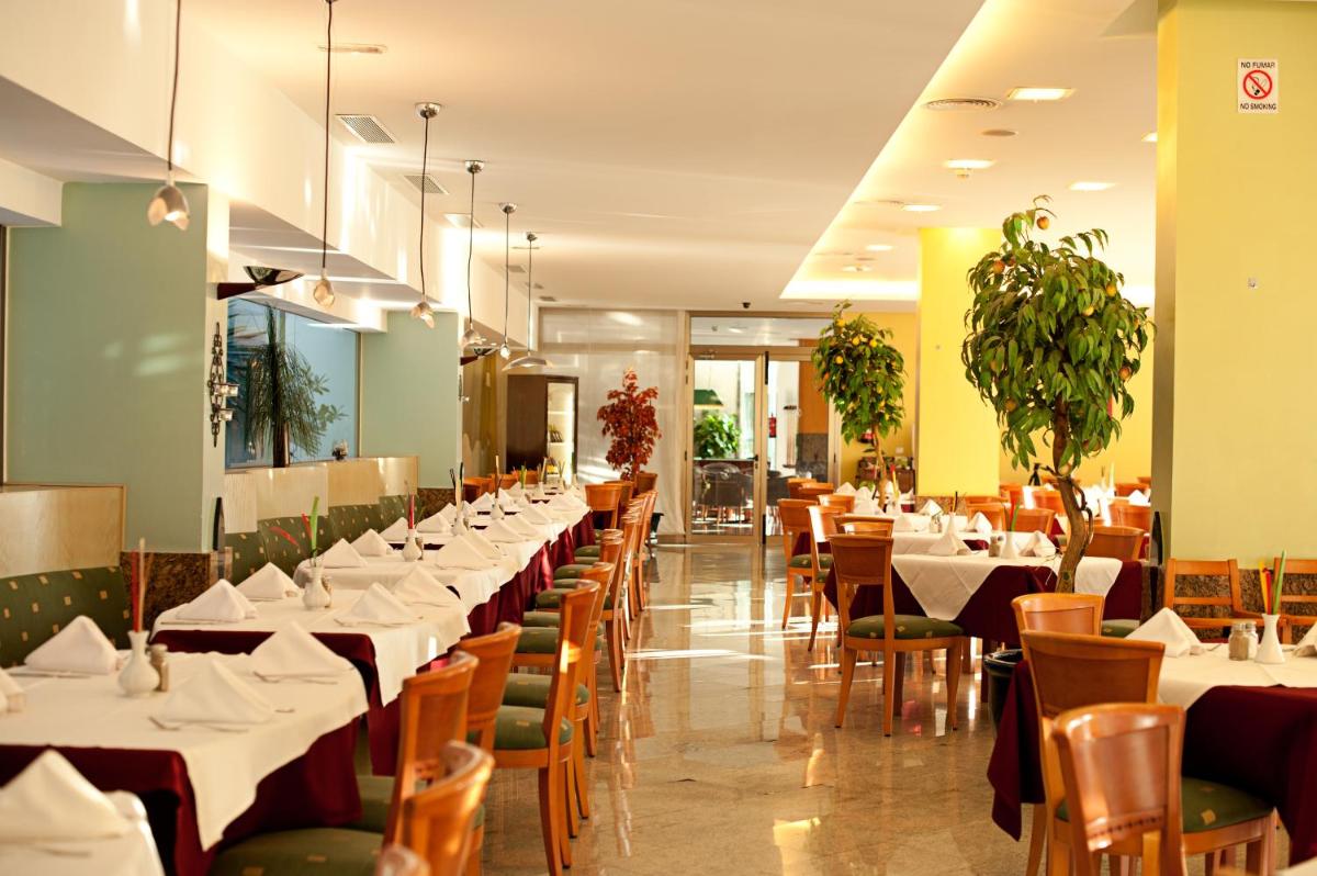 Un restaurante o sitio para comer en Hotel LIVVO Costa Taurito & Aquapark