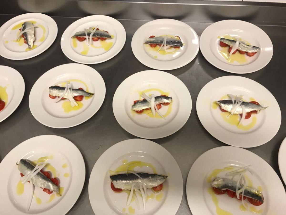 Comida en o cerca de este hotel