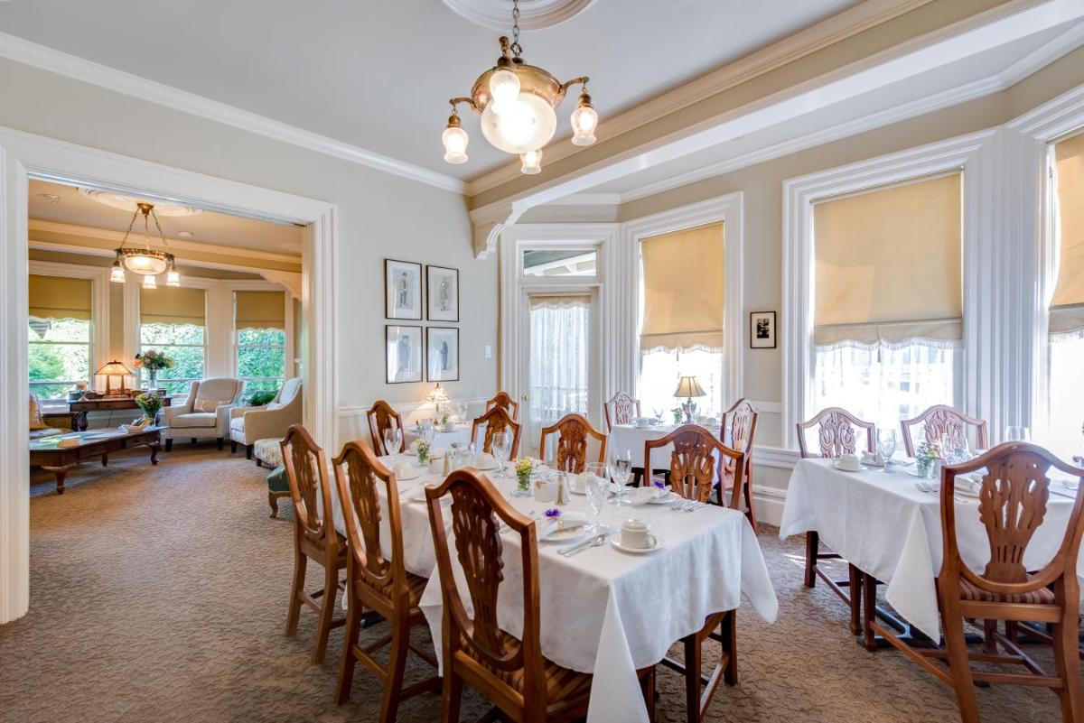 O Canada House Bed & Breakfast - Housity