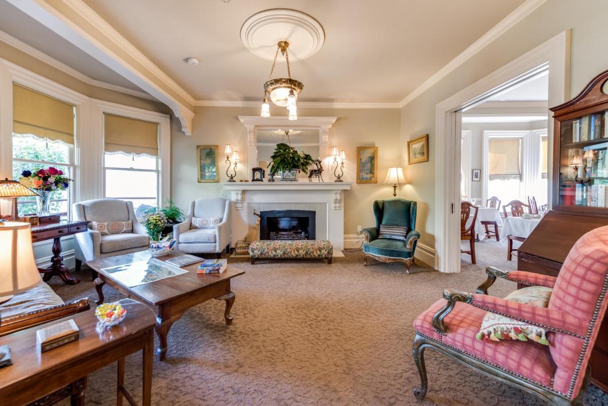 O Canada House Bed & Breakfast - Housity