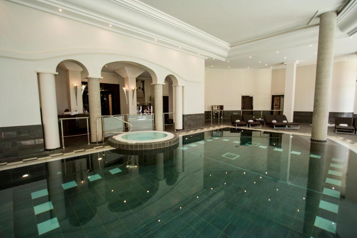 Piscine de l'établissement Hotel & Spa Le Pavillon ou située à proximité