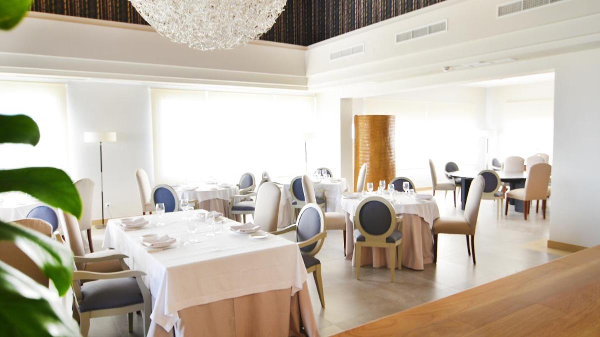 Un restaurante o sitio para comer en Fairplay Golf & Spa Resort