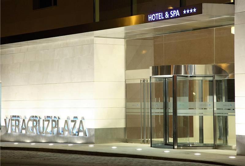 Un edificio con un cartel en el costado. en Hotel Veracruz Plaza & Spa, en Valdepeñas