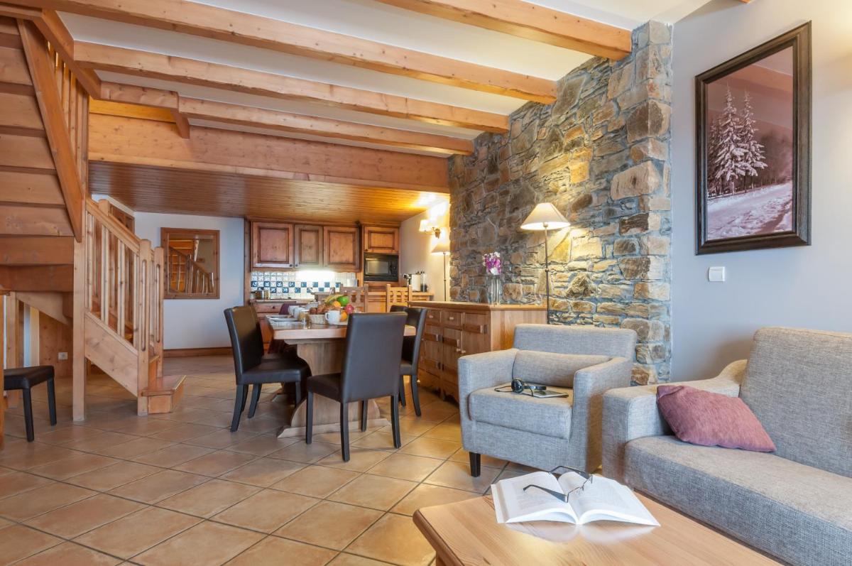 Coin salon dans l'établissement Résidence Pierre & Vacances Premium Les Hauts Bois