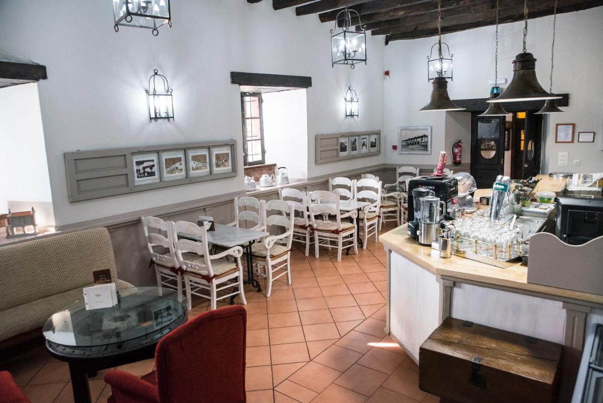Un restaurante o sitio para comer en Hotel Monumento Pazo do Castro