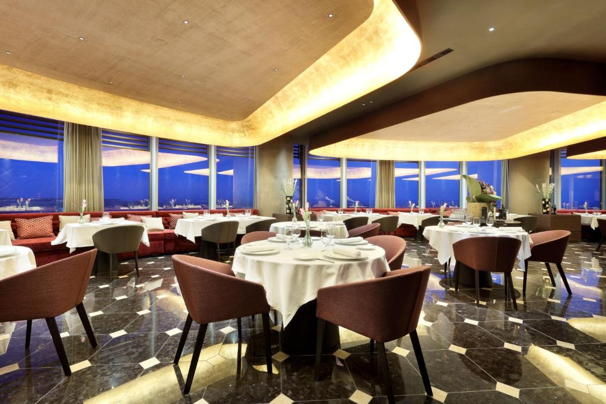 Un restaurante o sitio para comer en Eurostars Torre Sevilla