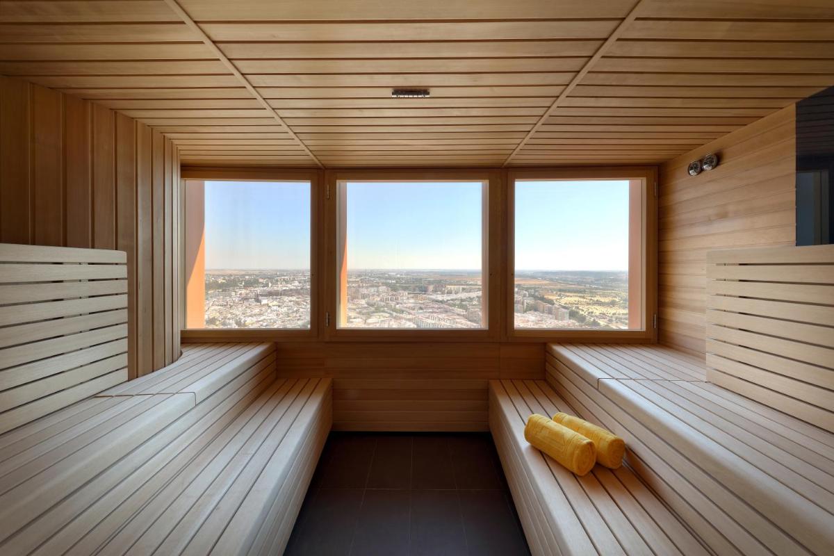 Cama o camas de una habitación en Eurostars Torre Sevilla