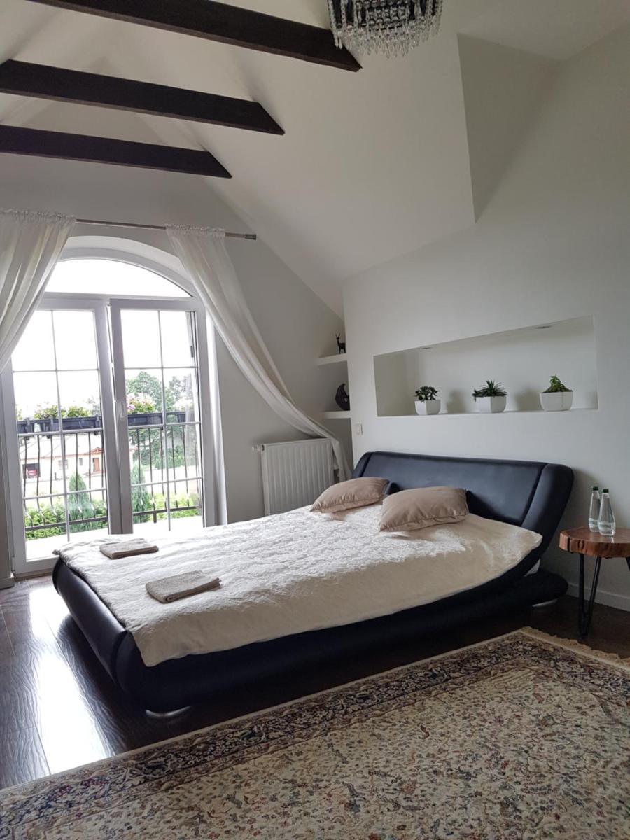 House by the Lake - Housity