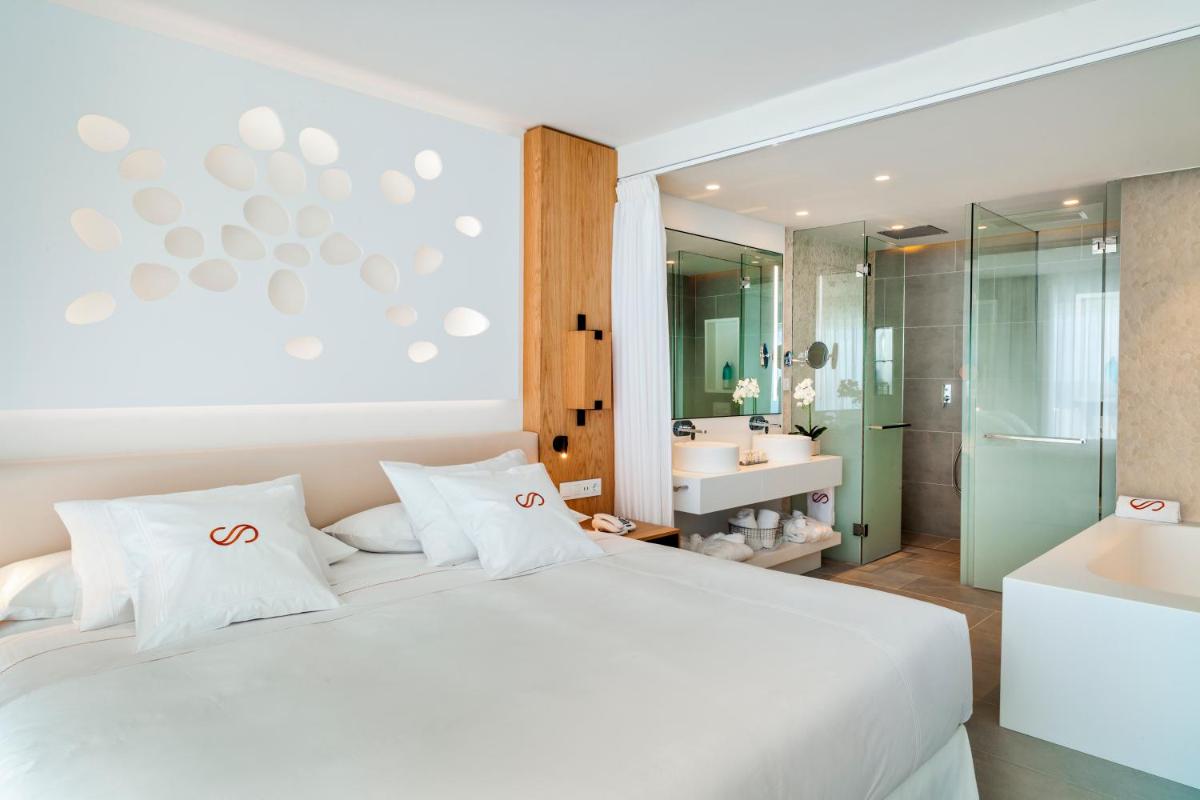 Cama o camas de una habitación en Royal Hideaway Corales Suites
