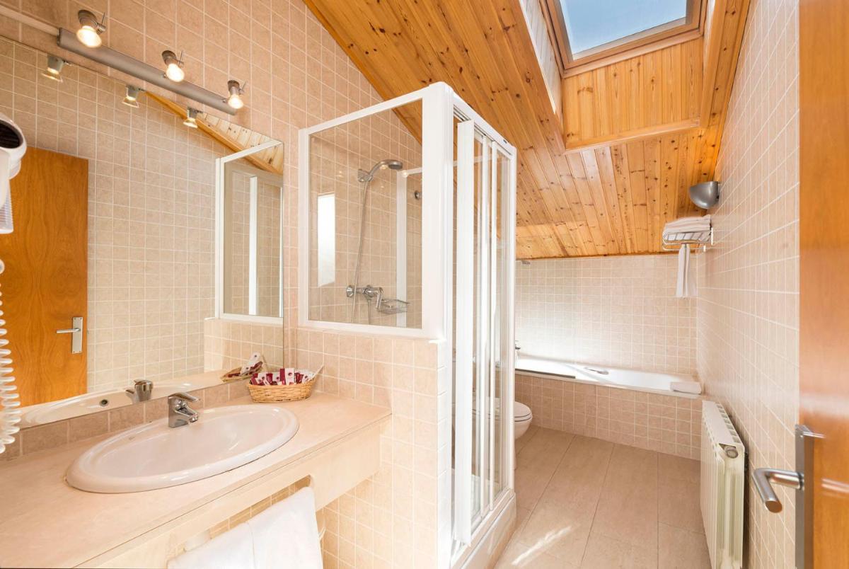 Un baño con lavabo, ducha e inodoro. en Guitart La Molina Aparthotel & Spa, en La Molina Un baño con lavabo, ducha e inodoro. en Guitart La Molina Aparthotel & Spa, en La Molina