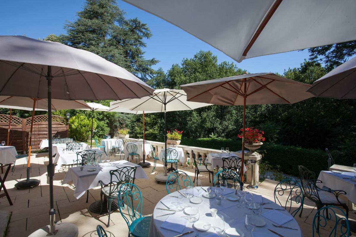 Restaurant ou autre lieu de restauration dans l'établissement Château des Reynats