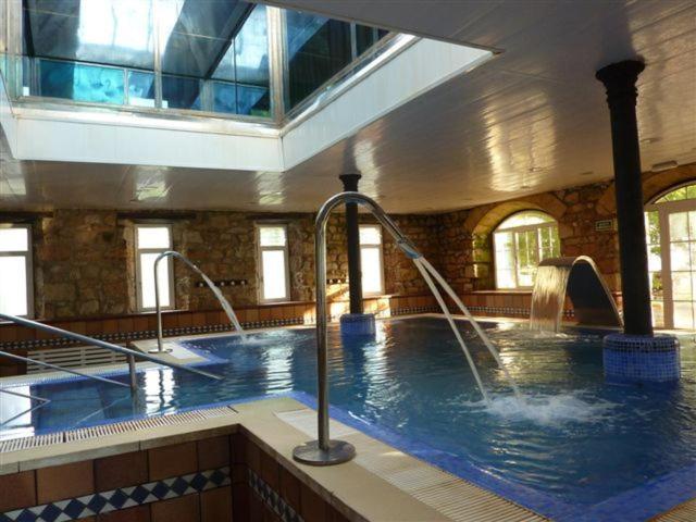 una gran piscina cubierta en un edificio en Balneario de Corconte, en Cabañas de Virtus