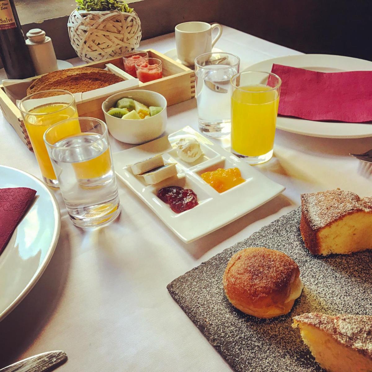 Comida en o cerca de este hotel