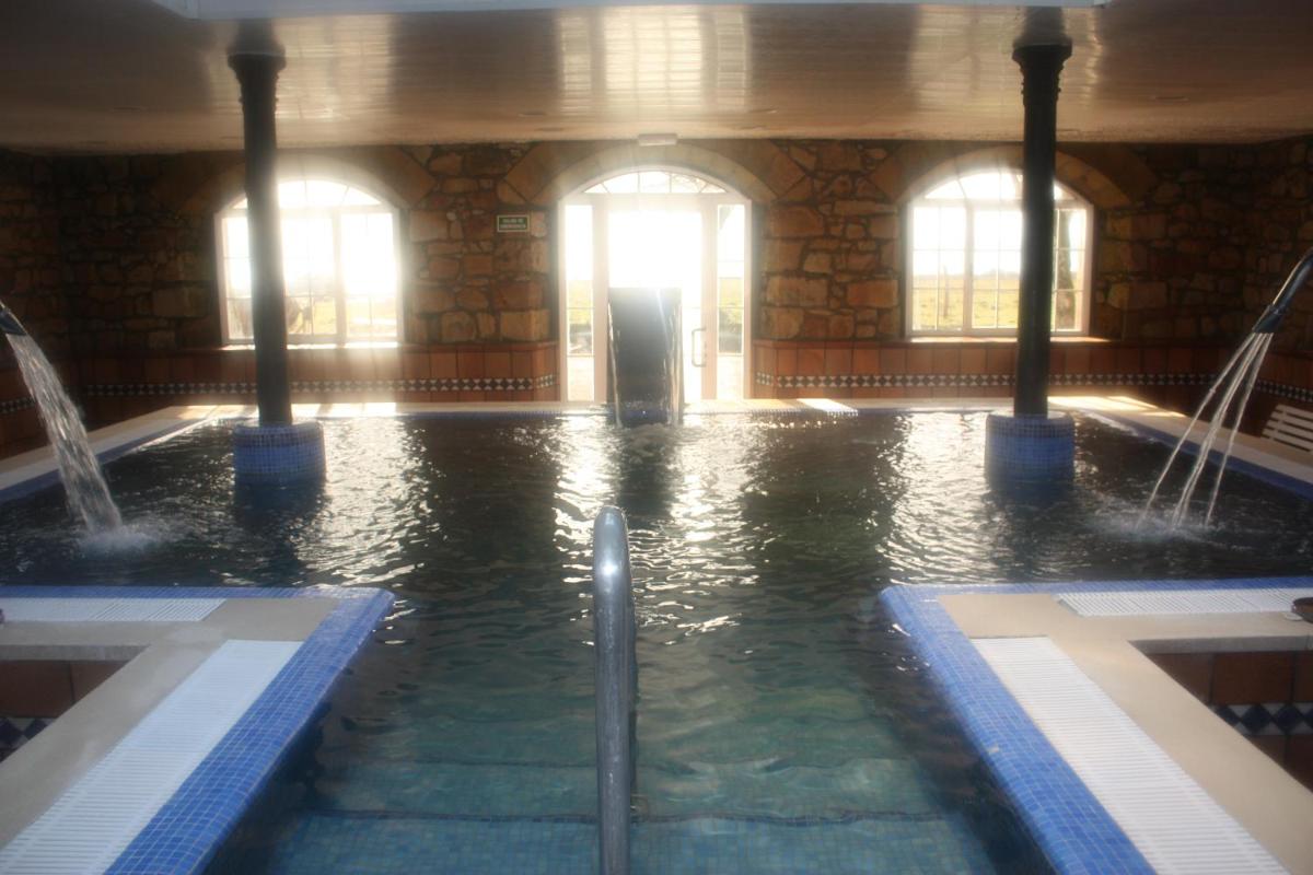 Piscina en o cerca de Balneario de Corconte