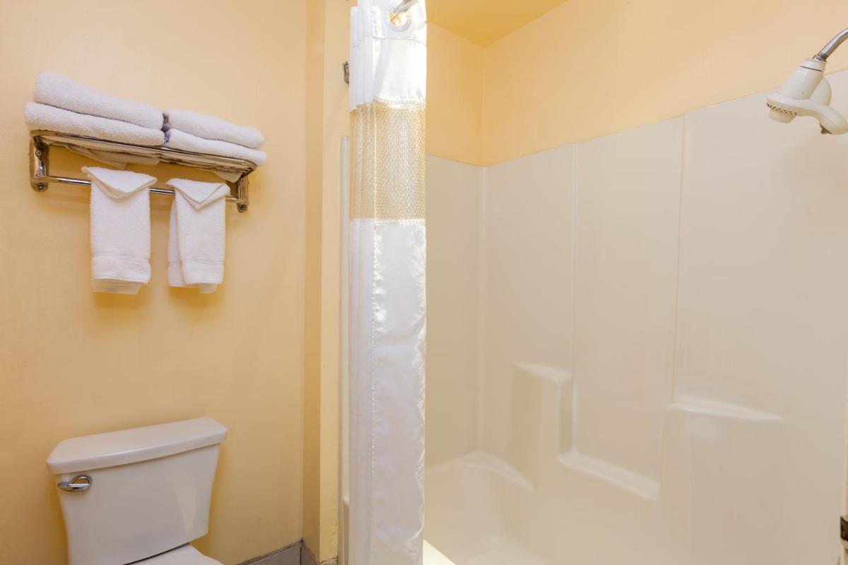 America\'s Best Value Inn & Suites Bakersfield Central - Housity