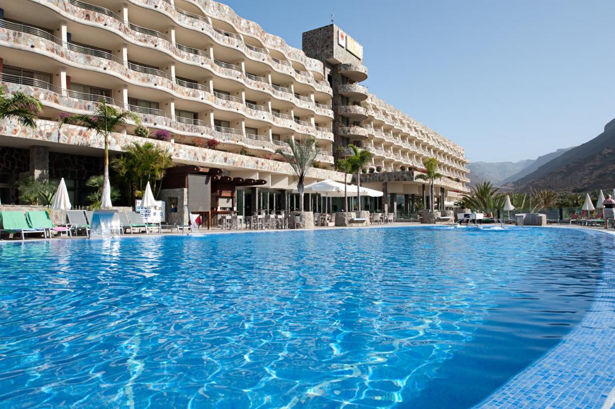 una gran piscina frente a un hotel en Hotel LIVVO Valle Taurito & Aquapark, en Taurito