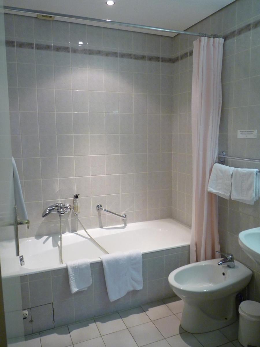 Salle de bains dans l'établissement Logis Hôtel Notre-Dame - restaurant ouvert midi et soir sauf dimanche soir