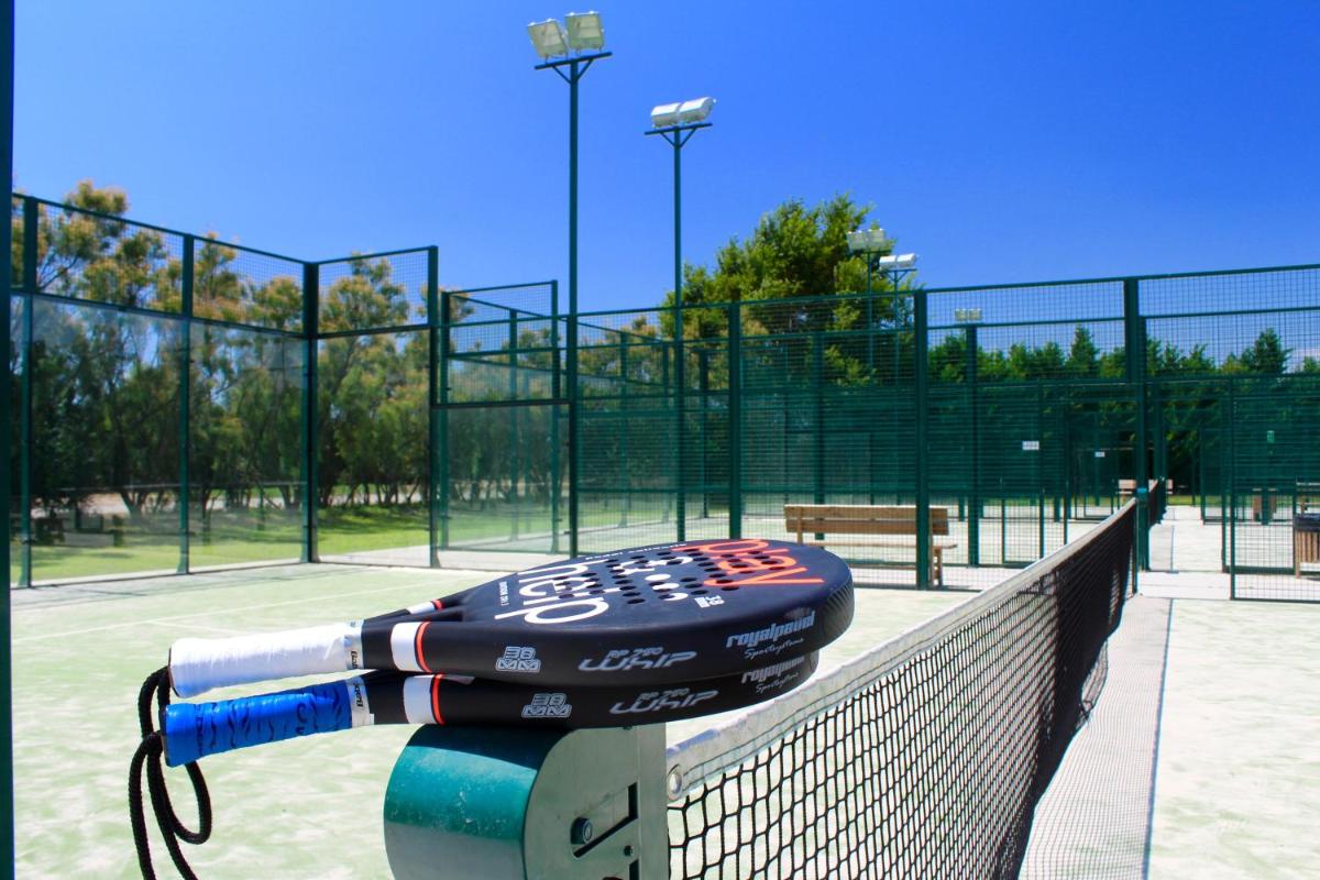 Instalaciones para jugar a tenis o squash en URH - Hotel Molí del Mig o alrededores