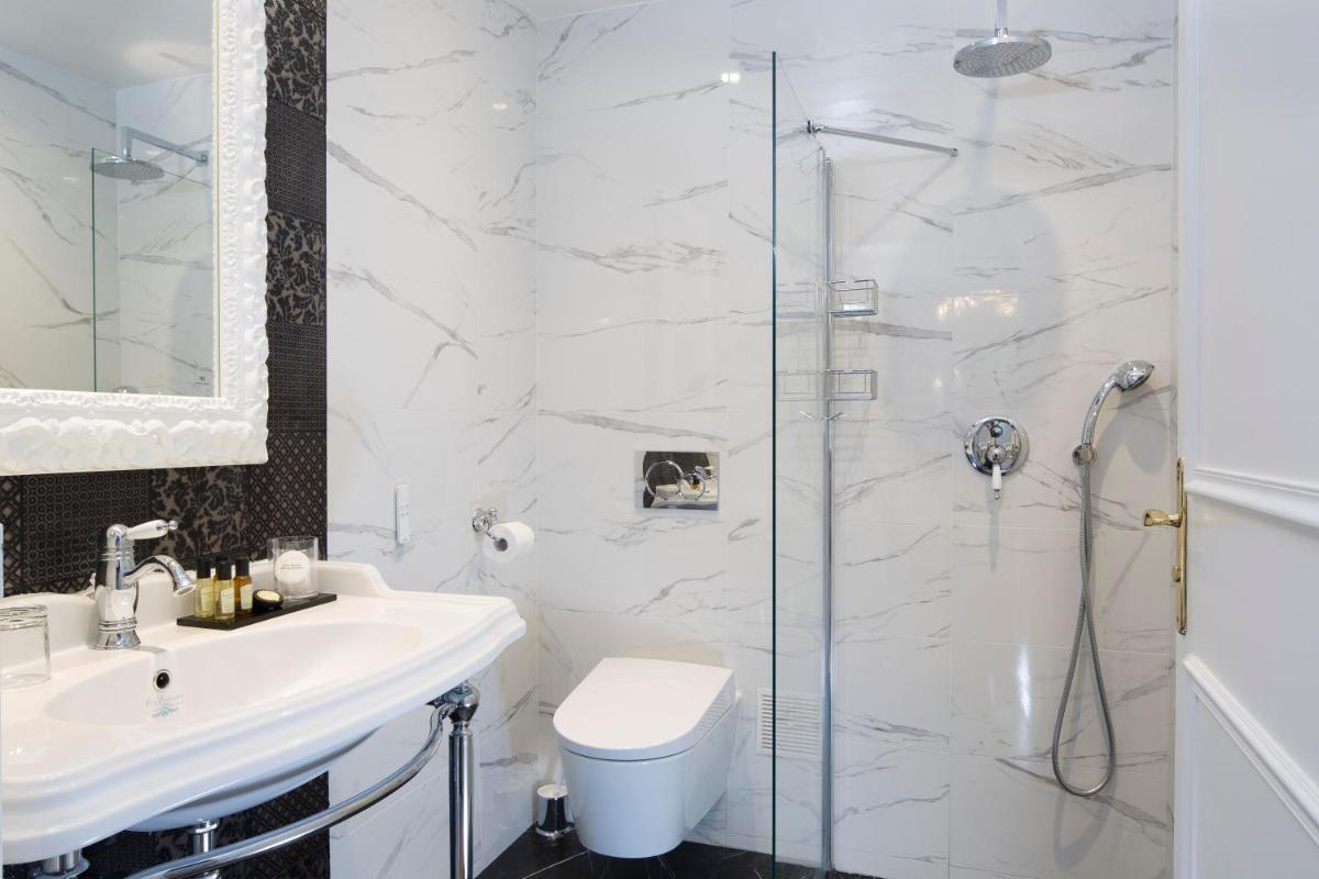 Salle de bains dans l'établissement Hotel & Spa de Latour Maubourg