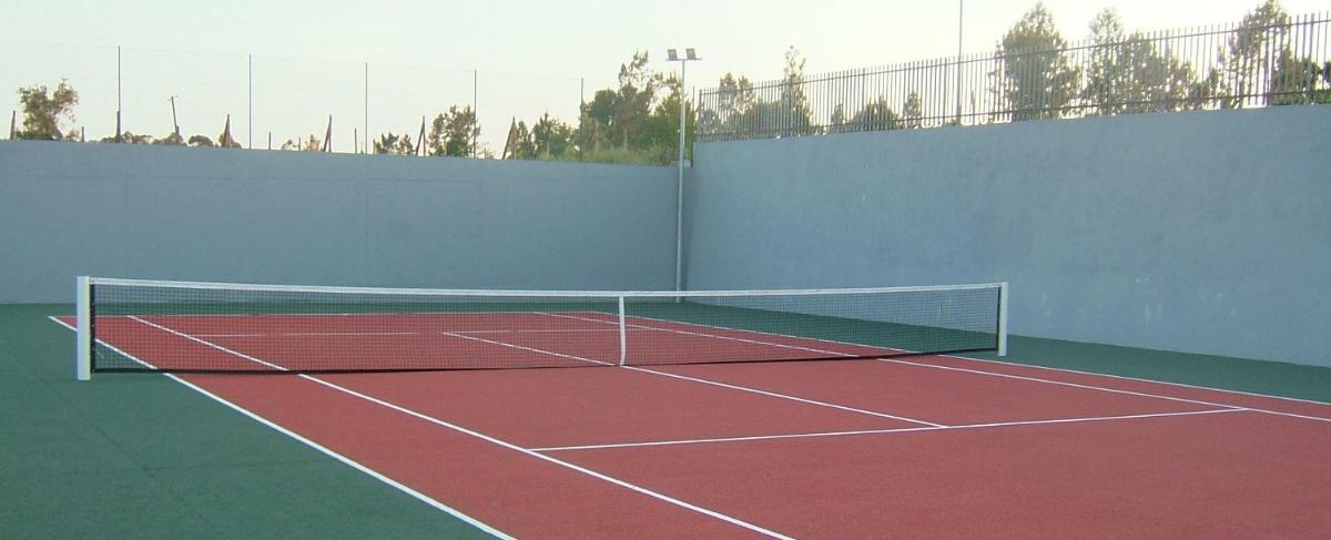 Comodidades para jogar ténis e squash em Hotel Quinta da Cruz & SPA ou nas proximidades