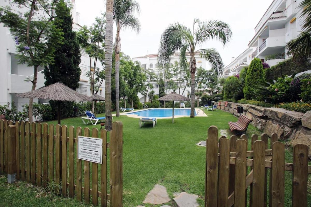 Suitetrails - Blue House in Guadalmina Baja, with a large terrace overlooking the Golf
