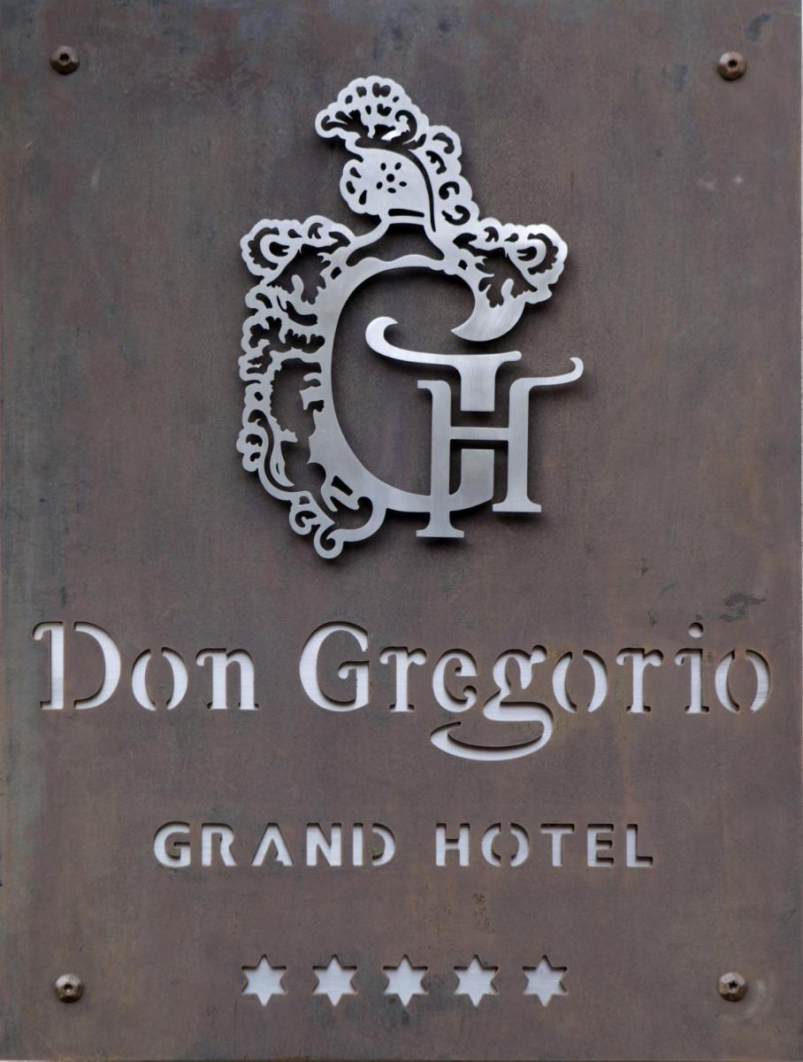 Certificado, premio, señal o documento que está expuesto en Grand Hotel Don Gregorio