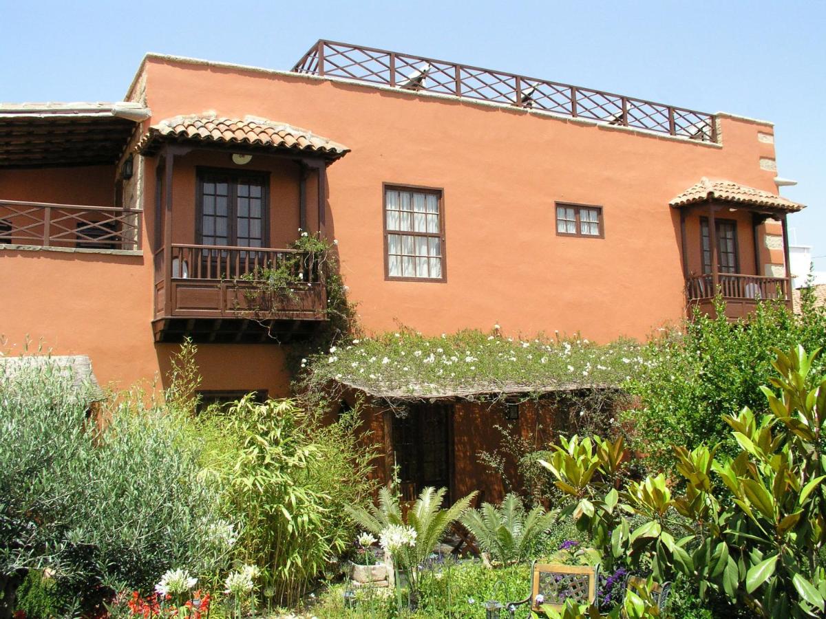 una casa naranja con ventanas y plantas en el patio en Hotel Rural San Miguel - Only Adults, en San Miguel de Abona