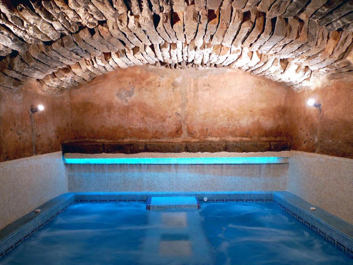 una piscina cubierta con una pared de ladrillo y un túnel en Hotel Rural San Miguel - Only Adults, en San Miguel de Abona