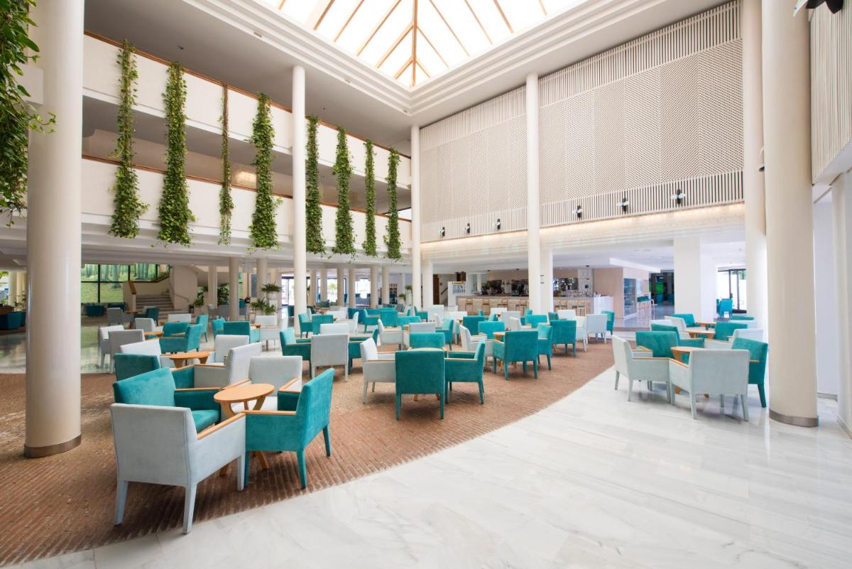 Un restaurante o sitio para comer en Iberostar Waves Royal Andalus