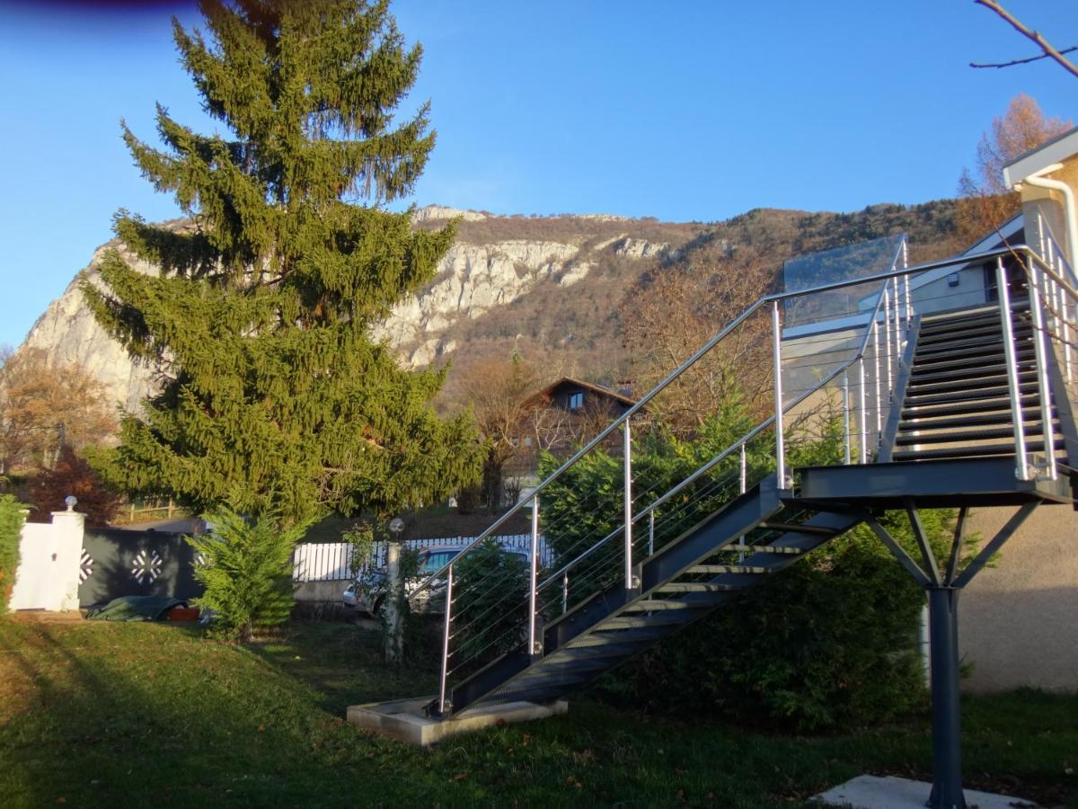 Chalet de TARA - Grand appartement esprit chalet - piscine chauffée - Genève - Housity