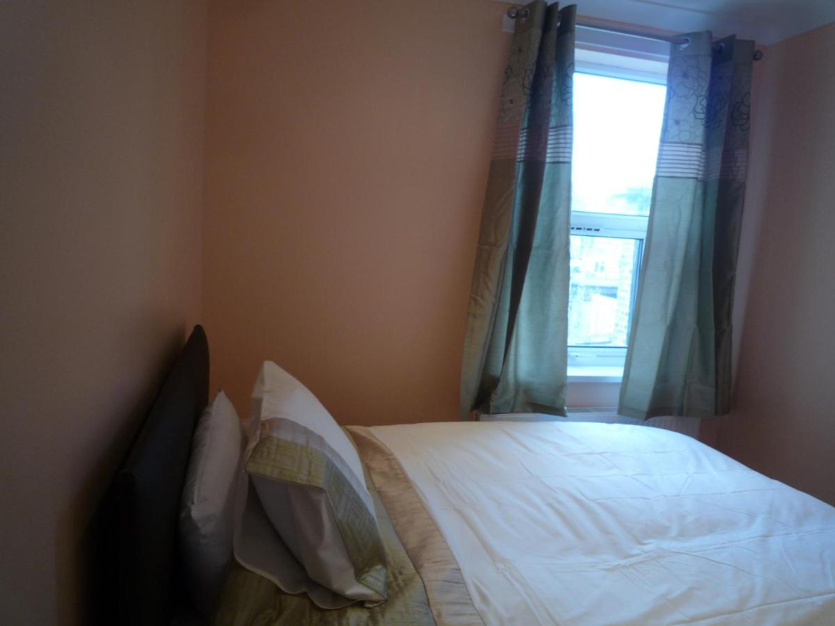7 Bedroom House, Garden, sleeps 12 - Housity