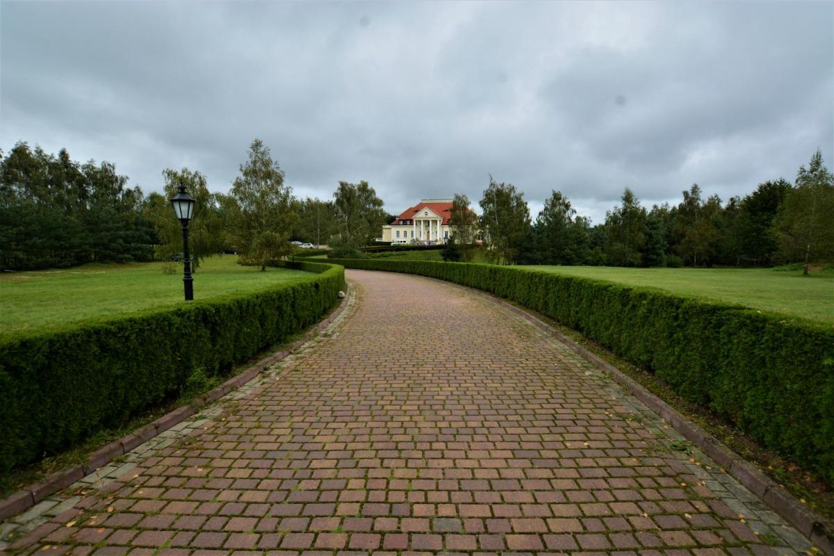 Dwor Osieczek - Housity