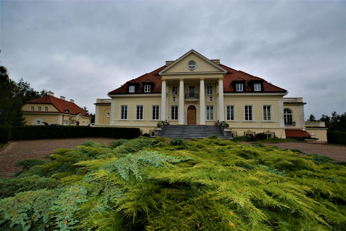 Dwor Osieczek - Housity