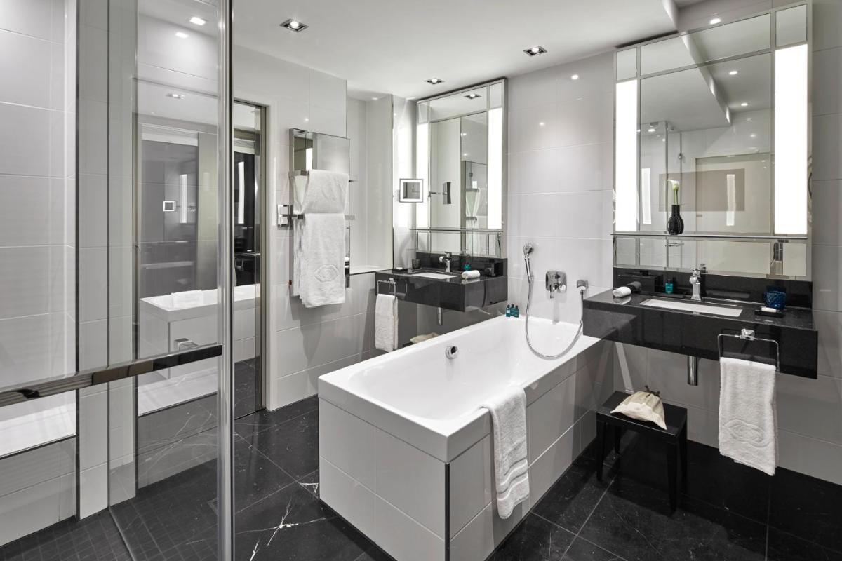 Ein Badezimmer in der Unterkunft Sofitel Frankfurt Opera