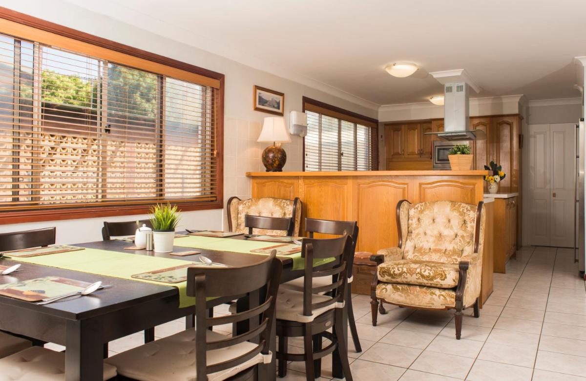 Ainslie Manor Bed and Breakfast - Housity